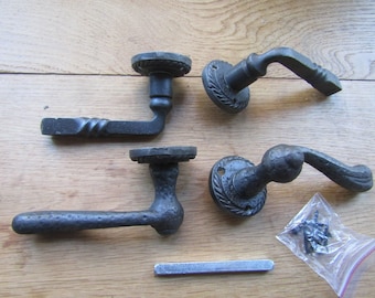 Paire de poignées de porte rustiques en fonte, style ancien, à levier et loquet, avec loquet à levier et mortaise, pour maison de campagne vintage, style martelé géorgien.