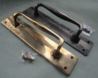 Türgriff auf Platte, massiv, schwer, viktorianischer alter Eingangstürgriff, rustikaler Vintage-Scheunentürgriff, Haustür, Stalltür, Kneipe, Ladentürgriff, Messing/Eisen