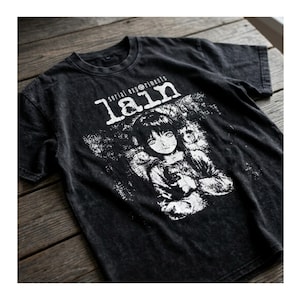 Maglietta vintage Lain con tema Serial Experiments, maglietta grafica anime retrò, maglietta streetwear cyberpunk, maglietta anime gotica Y2K