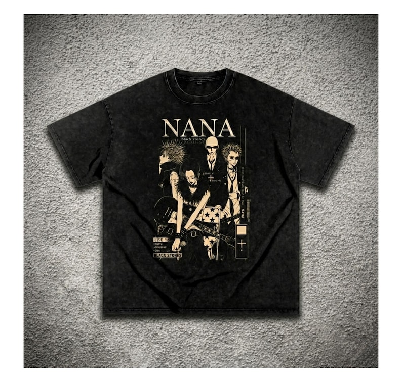 Pu&ograve; includere: T-shirt nero con grafica "NANA" e illustrazione in bianco e nero di una band. La maglietta ha un aspetto vintage e lavato, con girocollo.