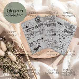 Peut inclure: Trois modèles de colis de Pâques de style vintage sur une surface en bois. Les motifs présentent des timbres-poste, des codes-barres et du texte, notamment "Eggspress Delivery" et "Good Kid/Bad Kid" avec une illustration de lapin. Le texte "3 designs to choose from" est également visible.