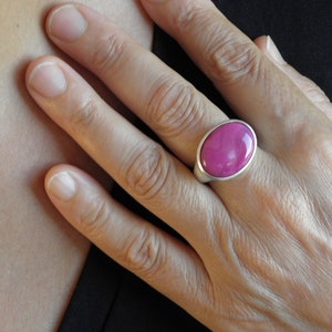 Zilveren ring met grote roze agaat, statementring, zegelring, zegelring
