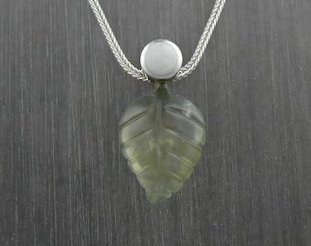 Préhnite opal pendentif argent, vert feuille sculptée et collier d’opale laiteuse en argent sterling