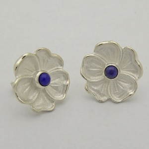 lapis lazuli flower stud earrings in silver 925