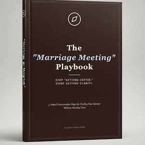 Op de afbeelding: Een hardcover boek met de titel "The 'Marriage Meeting' Playbook" met een donkerbruine kaft. De titel van het boek is in wit en lichtblauw. De kaft bevat ook de tekst "STOP 'GETTING COFFEE.' START GETTING CLARITY."