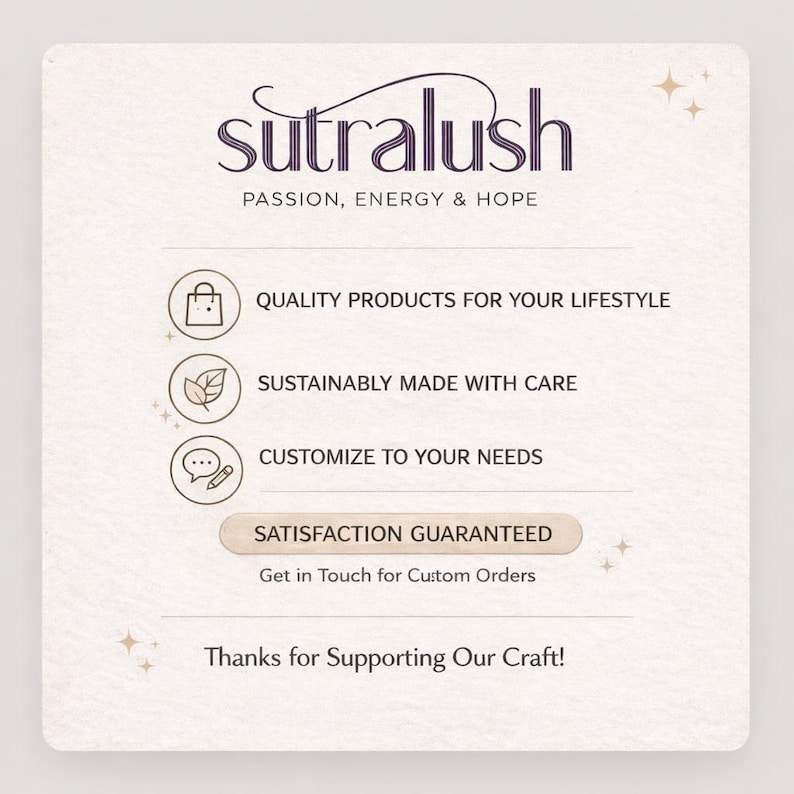 以下が含まれることがあります： ブランド名「sutralush」が濃い紫色の筆記体で書かれたクリーム色のグラフィック。 下のテキストは「PASSION, ENERGY & HOPE」と書かれています。 その他のテキストには「あなたのライフスタイルのための高品質な製品」と「持続可能な方法で製造」が含まれています。