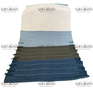 Peut inclure: Textile rectangulaire &agrave; rayures blanches, bleu clair, vert olive et bleu marine. Le textile a un bord &agrave; franges et le texte "sutralush PASSION, ENERGY & HOPE" est visible &agrave; plusieurs endroits.