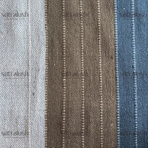 Peut inclure: Gros plan sur un tissu textur&eacute; &agrave; rayures verticales. Le tissu est divis&eacute; en trois sections : bleu clair, marron et bleu fonc&eacute;. Chaque section comporte des coutures blanches verticales. Le mot "sutralush" est visible dans le coin sup&eacute;rieur gauche.