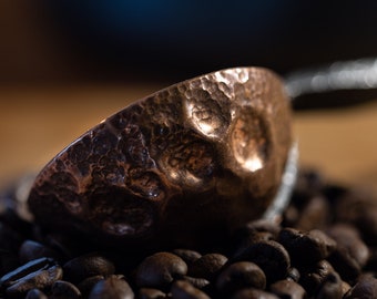 Handgeschmiedeter Kaffeelöffel aus Kupfer mit einzigartigem Bio-/Alien-Muster