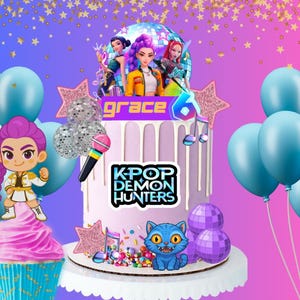 Könnte beinhalten: Eine Geburtstagstorte mit K-Pop-Dekoration, mit dem Namen "Grace" und der Zahl "6". Die Torte ist mit Figuren, Discokugeln und dem Schriftzug "K-POP DEMON HUNTERS" verziert. Blaue Luftballons und ein Cupcake vervollständigen die festliche Szene.