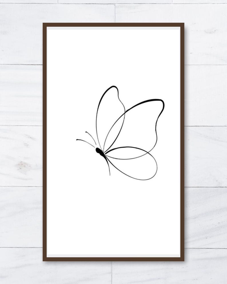 K&ouml;nnte beinhalten: Gerahmter Druck mit einer minimalistischen schwarzen Strichzeichnung eines Schmetterlings auf wei&szlig;em Hintergrund. Der Schmetterling ist mit einfachen, eleganten Linien dargestellt. Der Rahmen ist dunkelbraun und bildet einen Kontrast zum Kunstwerk.