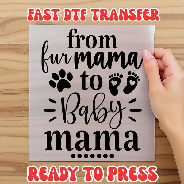 Könnte beinhalten: Eine transparente DTF-Transferfolie mit schwarzem Text, der from fur mama to Baby mama lautet. Das Design enthält einen schwarzen Pfotenabdruck und zwei Babyfußabdrücke mit herzförmigen Zentren. Die Wörter FAST DTF TRANSFER und READY TO PRESS sind sichtbar.