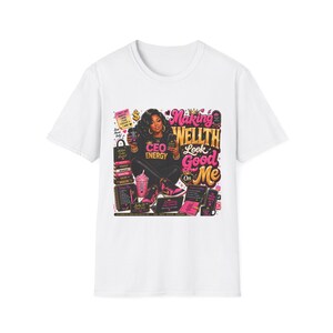 Op de afbeelding: Wit T-shirt met een kleurrijke afbeelding van een vrouw omringd door zakelijke items. De afbeelding bevat de tekst "CEO ENERGY" en "Making Wealth Look Good On Me."