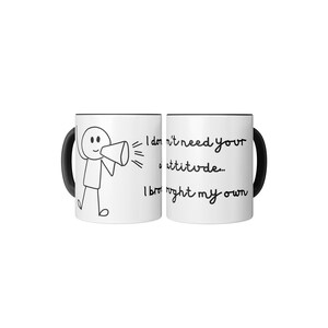 Pode incluir: Caneca de cerâmica branca com alça e borda pretas. A caneca apresenta um boneco de palito com um megafone e o texto "I don't need your attitude... I brought my own."
