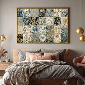 Può includere: Un'opera d'arte murale rettangolare caratterizzata da una griglia di ventiquattro pannelli quadrati, ognuno con distinti motivi floreali e botanici in tonalità blu navy, crema, oro e verde salvia, racchiusi in una sottile cornice dorata.