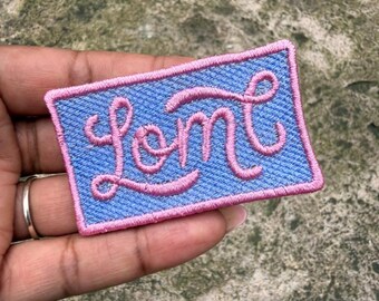 Écusson thermocollant brodé LOML rose - Insigne d'amour manuscrit (6,4 cm x 4,8 cm)