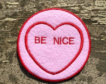 Patch coeur brodé | Feutre rose, message « Soyez gentil » rouge, thermocollant sur la veste
