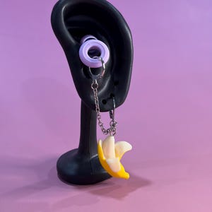 Orecchini a forma di banana per tappi per le orecchie / Gioielli per rave con tappi per le orecchie / Porta tappi per le orecchie per festival / Accessori EDM