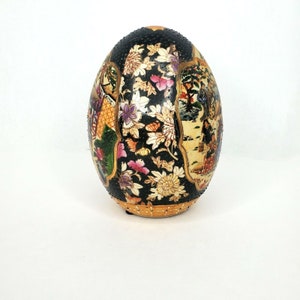 Vintage Chinese Satsuma Egg Geisha Girl Motif Hand-Painted Moriage Porcelain 6.5