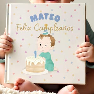 Puede incluir: Una taza de cerámica blanca con un asa negra y el texto "But First, Coffee" en un estilo manuscrito. La taza está sobre una superficie blanca. La taza mide 10 cm de alto.