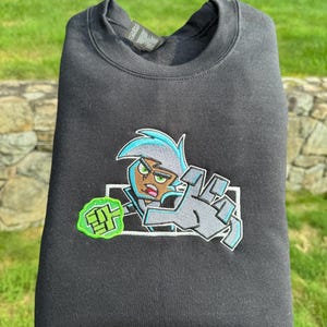 Moletom bordado Phantom Fighter – Estilo streetwear arrojado inspirado em desenhos animados – Gola redonda preta para gamers e geeks