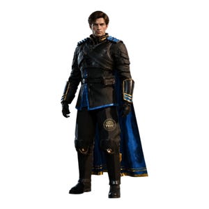 Könnte beinhalten: Eine Person in einem schwarz-blauen Kostüm mit goldenen Akzenten. Das Kostüm umfasst eine Jacke, eine Hose und einen Umhang. Die Jacke hat blaue Verzierungen und goldene Schulterpolster. Der Umhang ist blau mit goldenen Rändern. Auf der Hose steht der Text "PWPC".