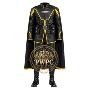 Puede incluir: Traje de estilo militar negro y amarillo con capa a juego. El traje tiene cuello alto, cinturón con hebilla y dos bolsillos pequeños. El traje tiene ribetes amarillos y un emblema plateado en el pecho.