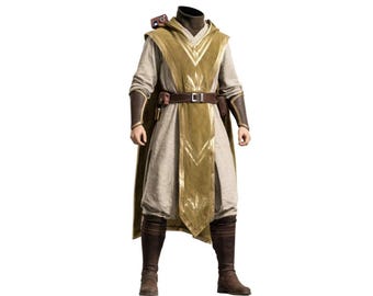 Könnte beinhalten: Ein Kostüm mit einer Kapuzen-Tunika in Gold- und Beigetönen. Das Outfit umfasst einen braunen Gürtel, passende Stiefel und Armschützer. Eine kleine Tasche ist an der Schulter befestigt. Das Kostüm hat ein mittelalterliches oder Fantasy-Thema.