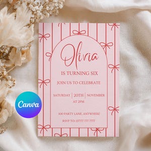 Könnte beinhalten: Rosafarbene Geburtstagseinladung mit dem Namen "Olivia" in Schreibschrift. Die Einladung enthält den Text "IS TURNING SIX", "JOIN US TO CELEBRATE" und Veranstaltungsdetails. Das Design zeigt vertikale Streifen und Schleifenakzente.