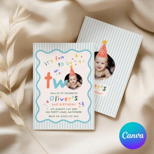 Puede incluir: Una tarjeta de invitación de cumpleaños rectangular con borde de rayas azul claro y marco ondulado. El texto dice it's fun to be two, Oliver's 2nd birthday, 1st August at 3pm, 100 Party Lane, Anywhere, RSVP to 07777 777 7xx, con una foto de un niño.