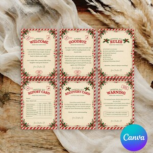 Puede incluir: Seis tarjetas rectangulares con temática navideña, fondo crema, bordes a rayas rojas y blancas e ilustraciones de acebo. Las tarjetas incluyen textos titulados A Special Welcome, A Fond Goodbye, Official Elf Rules, Official Elf Report Card, Official Elf Recovery Card y Official Elf Warning del Polo Norte.