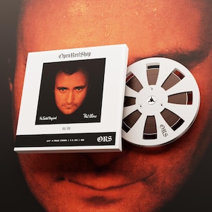 以下が含まれることがあります： 「OpenReelShop」と「No Jacket Required」の文字が入った、フィル・コリンズの肖像画が描かれた白い箱とリール。リールは茶色と白で、「ORS」の文字が見える。箱には「01/01」と「1/4" 4-TRACK STEREO 7.5 IPS | NAB」の文字が入っている。