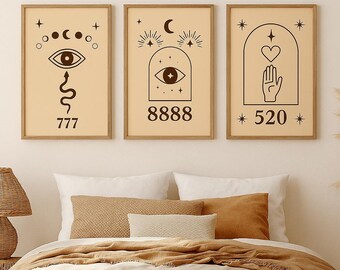 Könnte beinhalten: Drei gerahmte Wandkunstdrucke mit beigen Hintergründen und Holzrahmen. Jeder Druck zeigt schwarze Linienkunst mit himmlischen und numerologischen Symbolen, darunter Augen, Monde, Sterne und die Zahlen 777, 8888 und 520. Die Drucke werden über einem Bett ausgestellt.