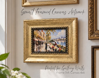 Könnte beinhalten: Ein kleines gerahmtes Leinwandbild mit einer Pariser Straßenszene, Figuren und einer Pferdekutsche. Das Werk hat einen breiten, antikgoldenen Rahmen mit einer seilartigen Innenkante. Der Text lautet: Small Framed Canvas Artwork, Perfect for Gallery Walls, Frame 7x9, Canvas 4x6.