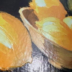 Cuadro con textura de naturaleza muerta de limones, estilo impasto, enmarcado en negro y dorado, ideal para la cocina. Obra original, hecha a medida. imagen 12