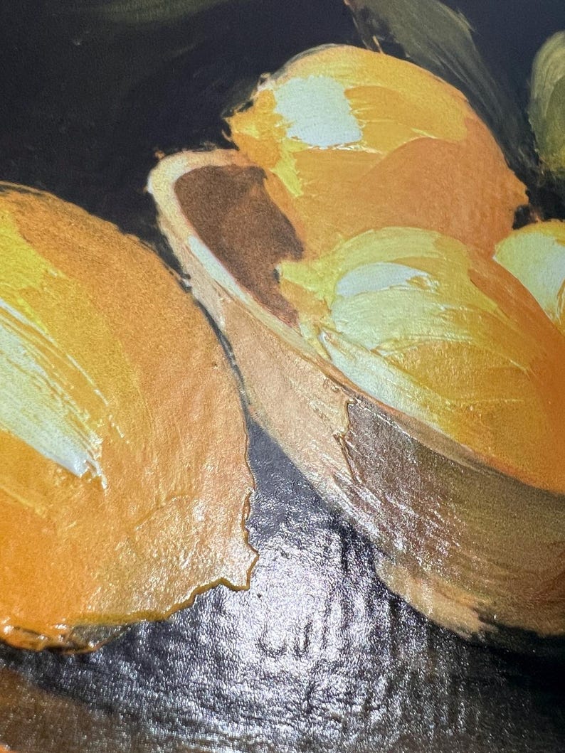 Cuadro con textura de naturaleza muerta de limones, estilo impasto, enmarcado en negro y dorado, ideal para la cocina. Obra original, hecha a medida. imagen 12
