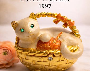 Luxus Estée Lauder Schönes festes Parfüm Compact Kitty Katze im Korb 1997, seltenes Vintage Sammlerstück, Smaragd Strass Augen, Katzengeschenk 2 "