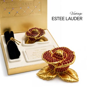 Estuche compacto de perfume de lujo Estée Lauder Rose, vintage y raro, con rosa de cristal pavé sobre base de pan de oro, perfume sólido intacto, en perfecto estado, de colección.