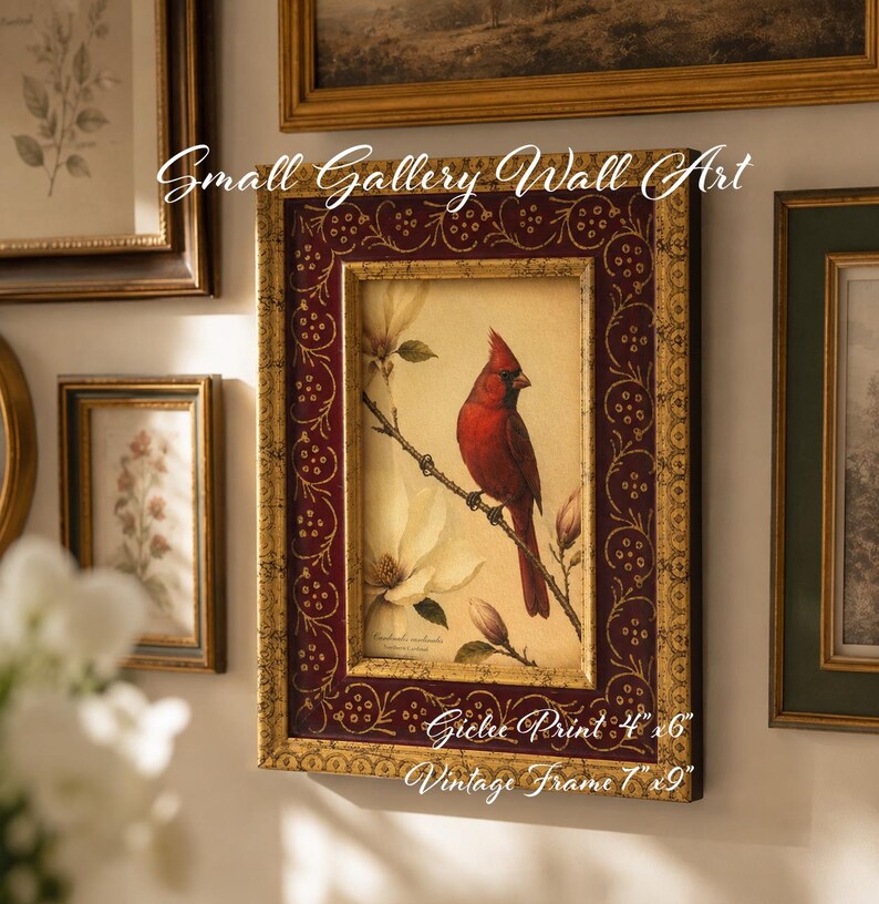 Vintage-Galeriewandbild, kleines Kunstwerk – fertig zum Aufhängen, burgunderroter Goldfiligranrahmen, Giclée-Druck „Nordkardinal“, 4x6 Bild 1
