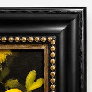 Cuadro con textura de naturaleza muerta de limones, estilo impasto, enmarcado en negro y dorado, ideal para la cocina. Obra original, hecha a medida. imagen 14