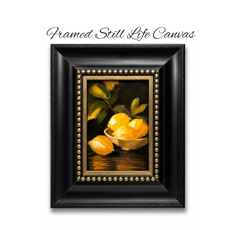 Puede incluir: Un lienzo de naturaleza muerta enmarcado que muestra limones amarillos en un cuenco sobre un fondo oscuro. La obra est&aacute; en un marco negro con un borde interior dorado decorado con una fila de peque&ntilde;os tachones met&aacute;licos. El texto Framed Still Life Canvas aparece sobre la obra.