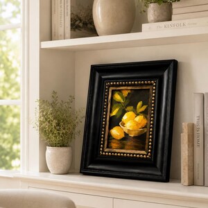 Cuadro con textura de naturaleza muerta de limones, estilo impasto, enmarcado en negro y dorado, ideal para la cocina. Obra original, hecha a medida. imagen 8