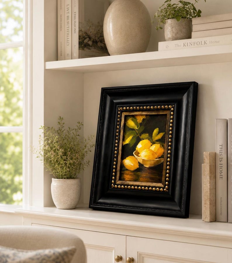 Cuadro con textura de naturaleza muerta de limones, estilo impasto, enmarcado en negro y dorado, ideal para la cocina. Obra original, hecha a medida. imagen 8