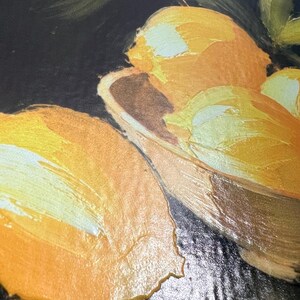 Puede incluir: Una pintura al &oacute;leo sobre fondo negro que muestra c&iacute;tricos amarillos y naranjas. Las pinceladas son gruesas y texturizadas, resaltando las formas redondeadas de la fruta con reflejos amarillo brillante sobre sombras profundas.