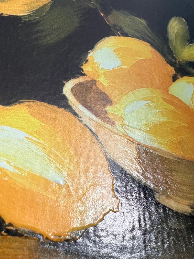 Puede incluir: Una pintura al &oacute;leo sobre fondo negro que muestra c&iacute;tricos amarillos y naranjas. Las pinceladas son gruesas y texturizadas, resaltando las formas redondeadas de la fruta con reflejos amarillo brillante sobre sombras profundas.