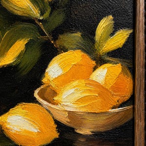 Puede incluir: Una pintura al &oacute;leo sobre lienzo que muestra limones de color amarillo brillante en un cuenco poco profundo y un lim&oacute;n suelto cerca. La composici&oacute;n utiliza pinceladas gruesas y texturizadas sobre un fondo negro con hojas verdes.