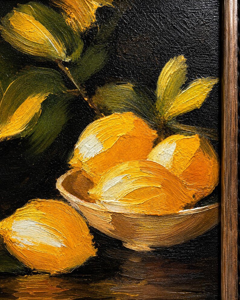Puede incluir: Una pintura al &oacute;leo sobre lienzo que muestra limones de color amarillo brillante en un cuenco poco profundo y un lim&oacute;n suelto cerca. La composici&oacute;n utiliza pinceladas gruesas y texturizadas sobre un fondo negro con hojas verdes.