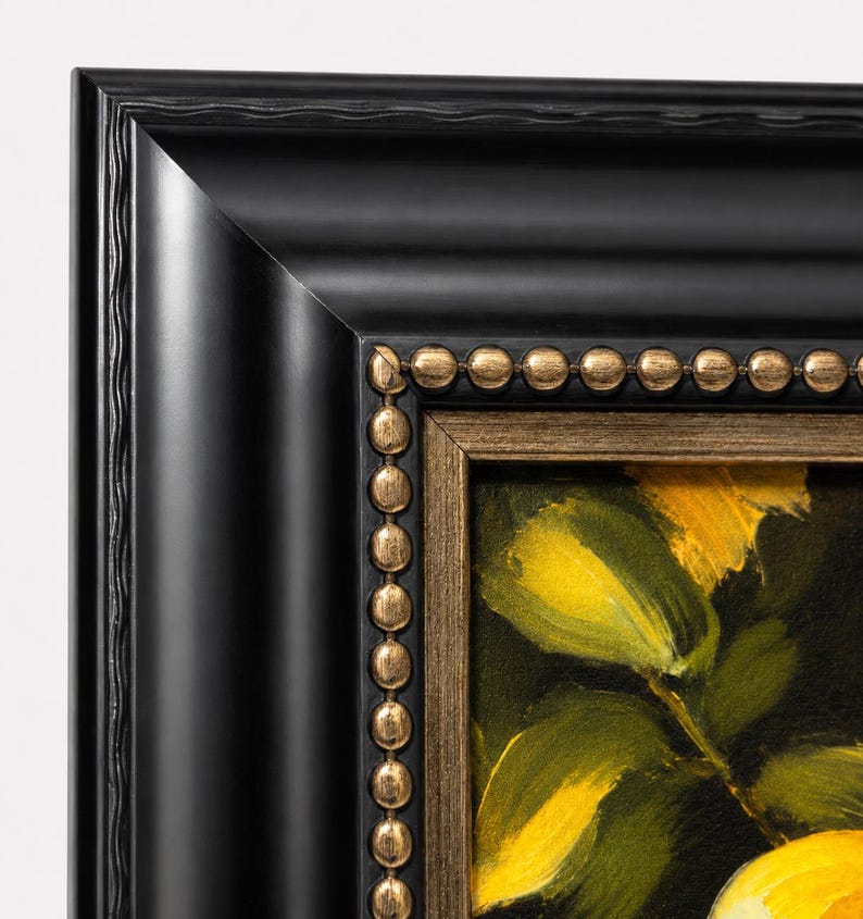 Cuadro con textura de naturaleza muerta de limones, estilo impasto, enmarcado en negro y dorado, ideal para la cocina. Obra original, hecha a medida. imagen 4