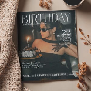 K&ouml;nnte beinhalten: Ein Magazin-Cover mit dem Titel "BIRTHDAY" mit einer Frau mit Sonnenbrille und einem schwarzen Kleid, die einen Kuchen mit einer brennenden Kerze h&auml;lt. Das Cover enth&auml;lt den Text: "22 BIRTHDAY EDITION Elevated. Focused. Unstoppable."