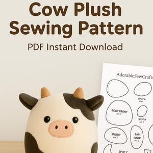 Könnte beinhalten: Ein Plüschkuh mit schwarzen Flecken, Ohren und Hörnern, neben einem Schnittmusterbogen. Der Text auf dem Schnittmusterbogen lautet "Cow Plush Sewing Pattern PDF Instant Download". Die Kuh hat einen beigen Körper und eine rosa Schnauze.